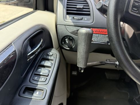 Used 2012 Dodge Grand Caravan SXT FWD image 18