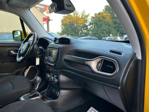 Used 2015 Jeep Renegade Latitude FWD image 19