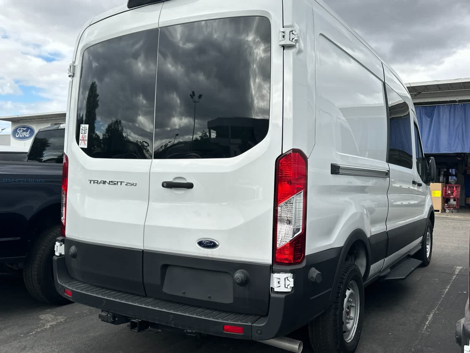 Used 2024 Ford Transit 250 148 Medium Roof RWD image 4