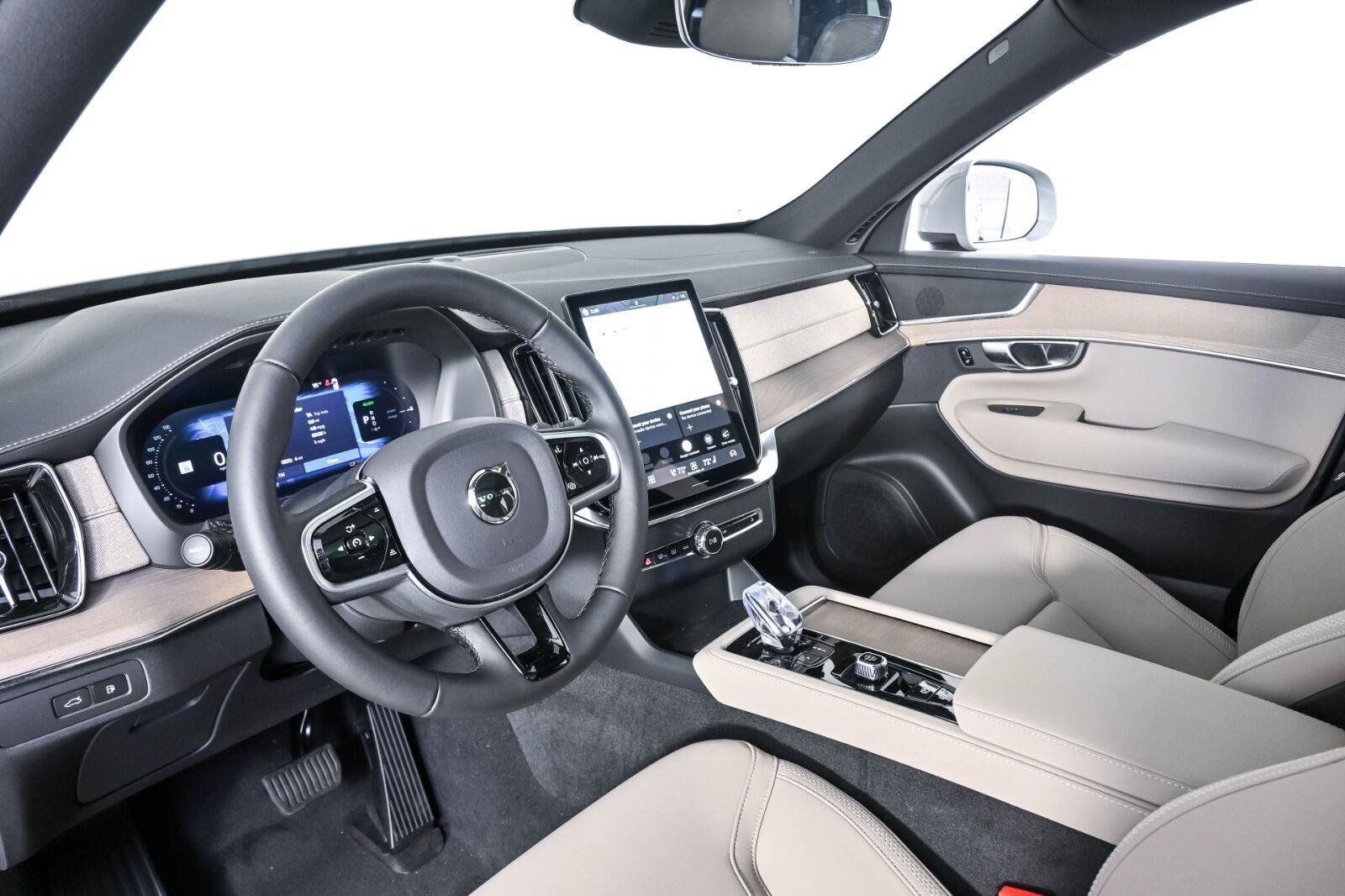 New 2026 Volvo XC90 T8 Plus w/ Protection Package Premier AWD/4WD image 4