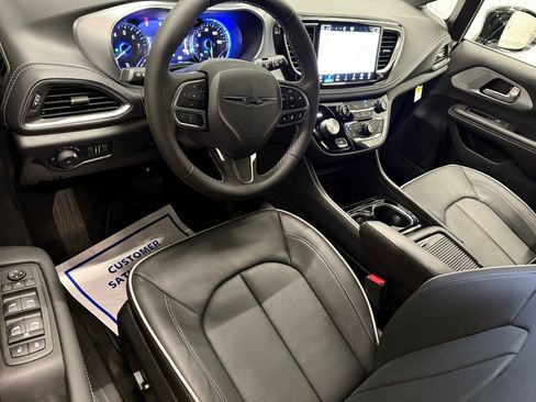 New 2026 Chrysler Pacifica Limited FWD image 17