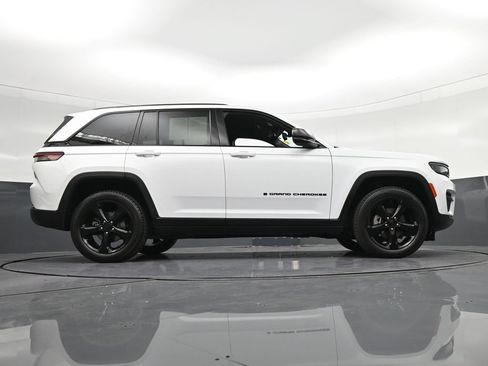 Used 2024 Jeep Grand Cherokee Altitude AWD/4WD image 30