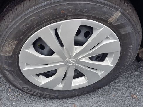 Used 2025 Nissan Versa S w/ Trunk Package FWD image 9