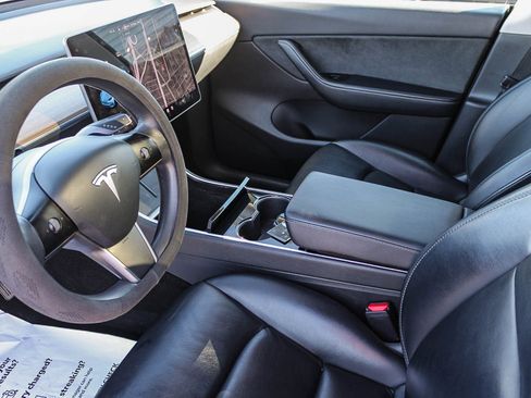 Used 2021 Tesla Model Y Long Range image 18