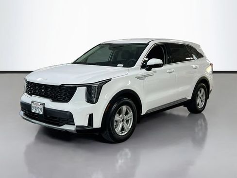 Certified 2024 Kia Sorento LX FWD image 3
