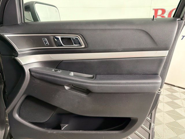 Used 2017 Ford Explorer XLT w/ Equipment Group 202A FWD image 34