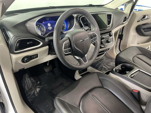 Used 2024 Chrysler Pacifica Touring-L AWD/4WD image 11