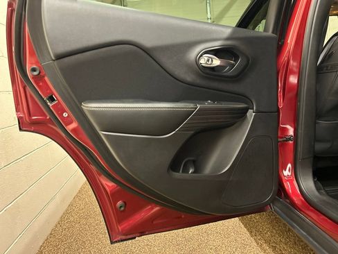 Used 2016 Jeep Cherokee Sport FWD image 14