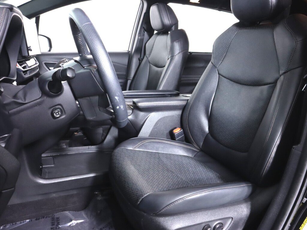 Used 2025 Toyota Sienna Platinum AWD/4WD image 30