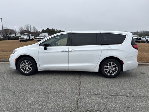 Used 2025 Chrysler Pacifica Select image 7