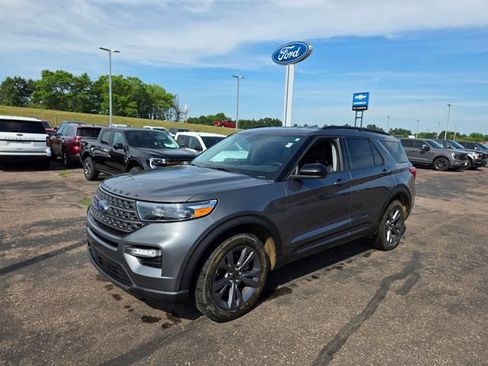 Used 2024 Ford Explorer XLT w/ Equipment Group 202A AWD/4WD image 2