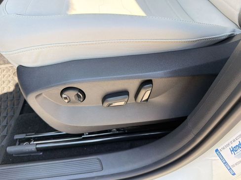 Used 2025 Volkswagen Taos SE image 13