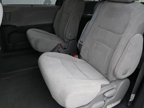 Used 2017 Toyota Sienna LE FWD image 13