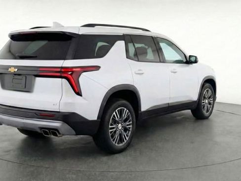 Used 2024 Chevrolet Traverse LT image 6