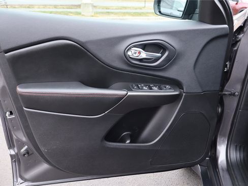 Used 2019 Jeep Cherokee Trailhawk image 12