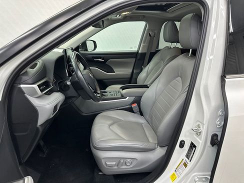 Used 2020 Toyota Highlander XLE image 9
