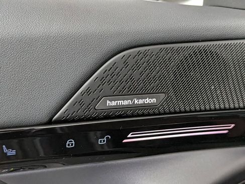 Used 2025 BMW 530i xDrive w/ Premium Package image 14