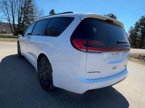 Used 2025 Chrysler Pacifica Limited FWD image 4