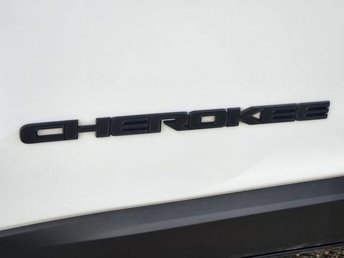 Used 2023 Jeep Cherokee Altitude Lux image 19