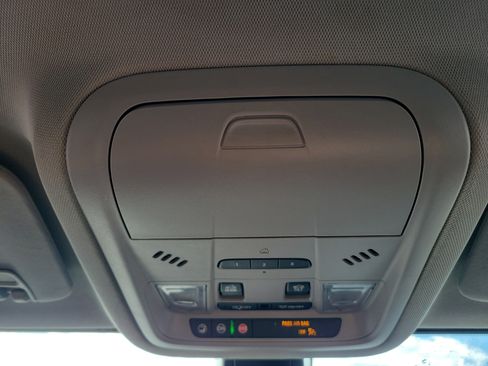 Used 2023 GMC Acadia SLT image 23