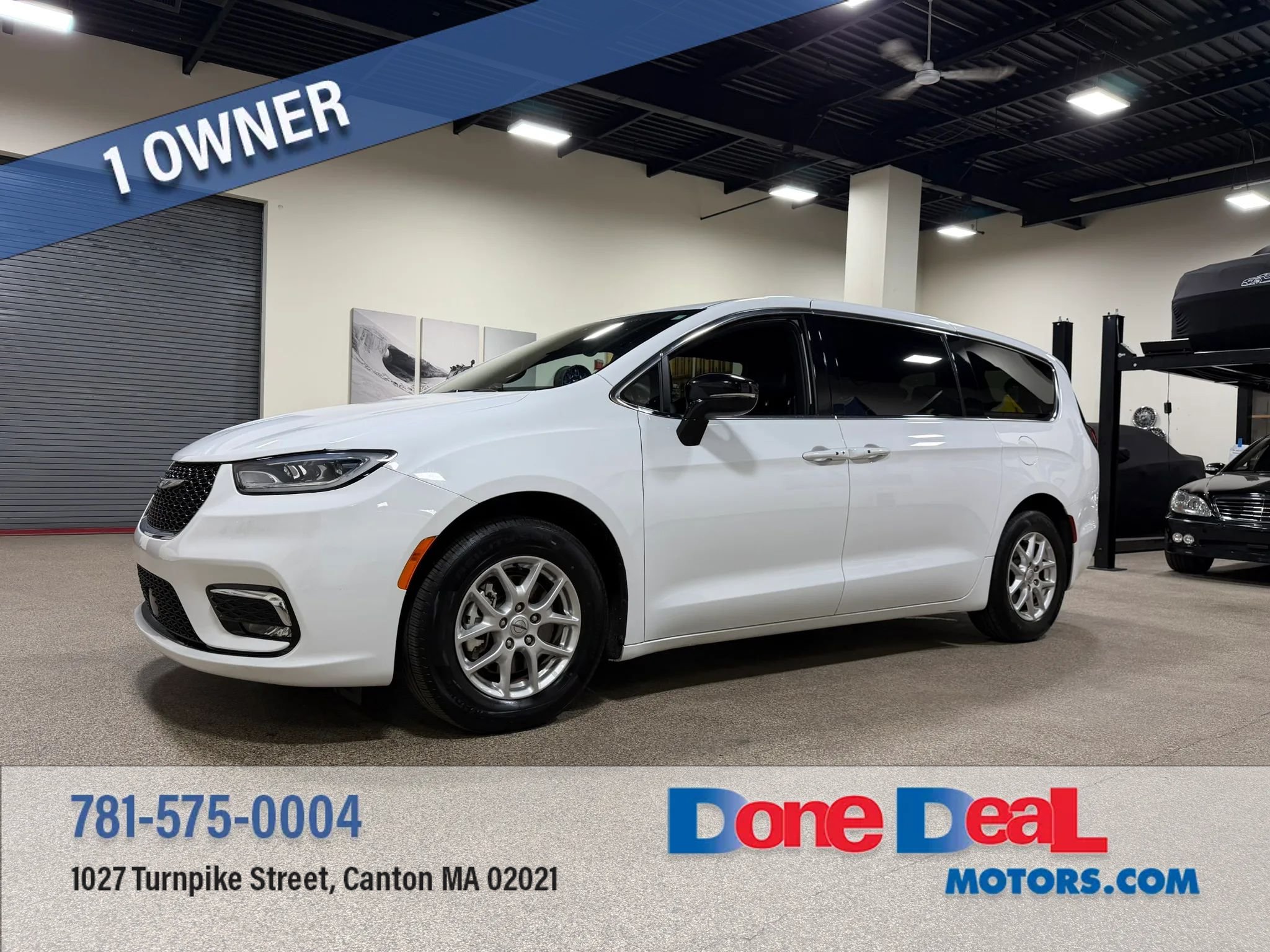 Used 2025 Chrysler Pacifica Select FWD image 1