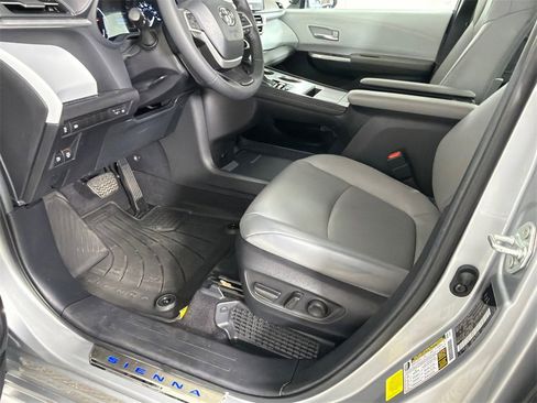 Used 2025 Toyota Sienna XLE image 10