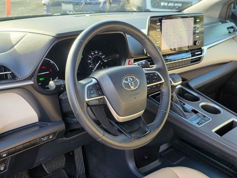 Used 2021 Toyota Sienna XLE image 16