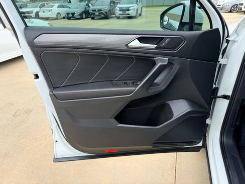 Used 2022 Volkswagen Tiguan SE w/ Panoramic Sunroof Package FWD image 9