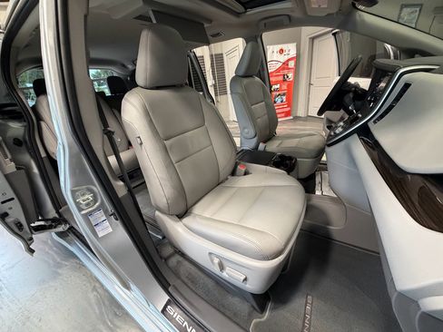 Used 2020 Toyota Sienna XLE Premium AWD/4WD image 4