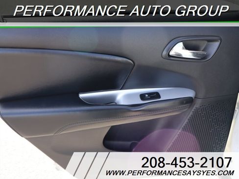 Used 2018 Dodge Journey SE image 16