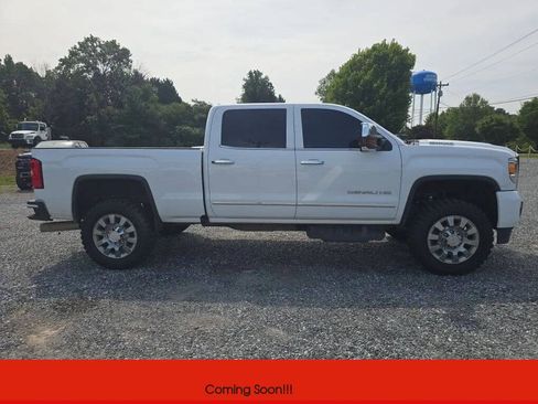 Used 2019 GMC Sierra 2500 Denali w/ Duramax Plus Package AWD/4WD image 8
