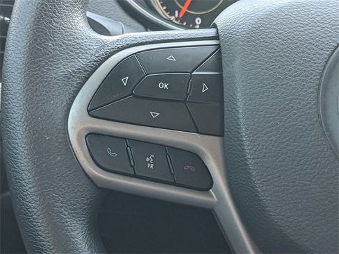 Certified 2019 Jeep Cherokee Latitude w/ Popular Appearance Group image 19