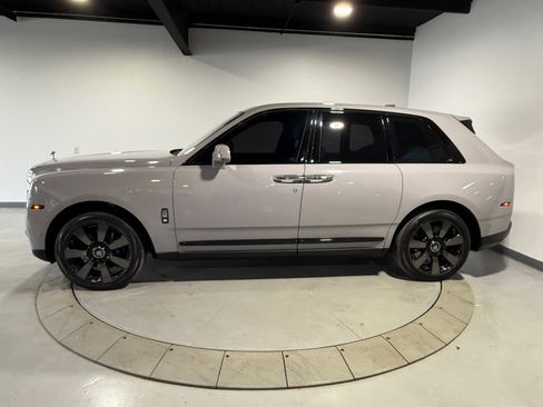 Used 2023 Rolls-Royce Cullinan w/ Cullinan Package image 31