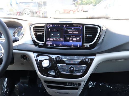 Used 2024 Chrysler Pacifica Touring-L FWD image 21