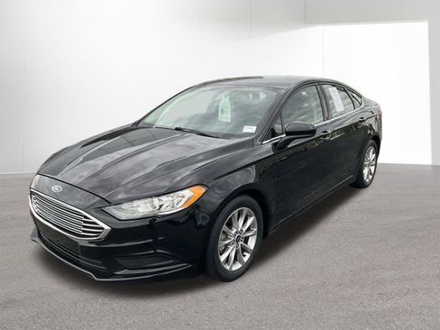 Used 2017 Ford Fusion SE w/ Fusion SE Technology Package FWD image 2