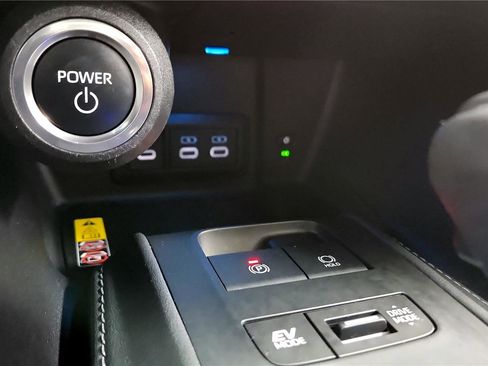 Used 2024 Toyota Venza LE image 32