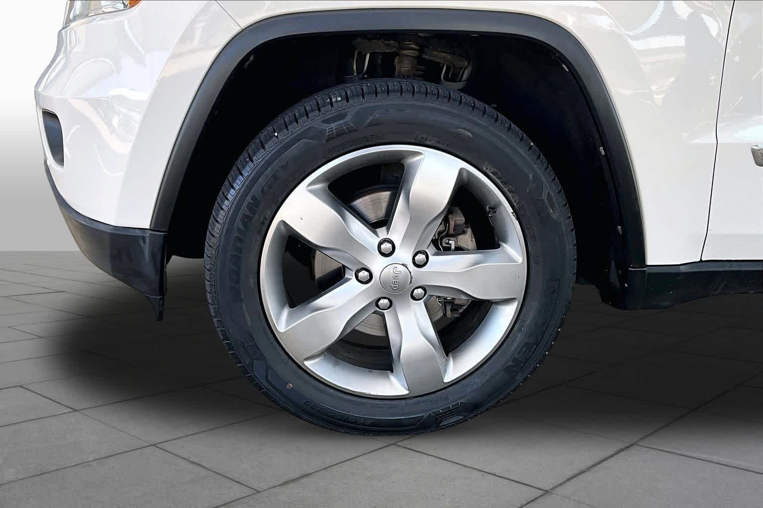 Used 2012 Jeep Grand Cherokee Overland AWD/4WD image 10
