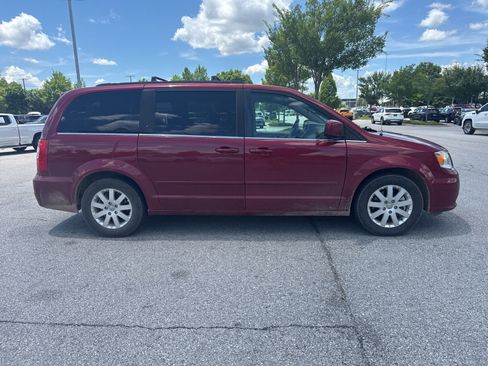 Used 2016 Chrysler Town & Country LX FWD image 4