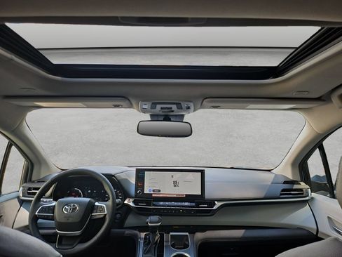 Used 2025 Toyota Sienna XLE FWD image 39
