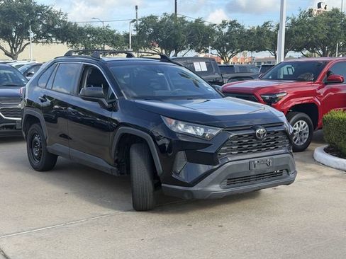 Used 2021 Toyota RAV4 LE FWD image 3