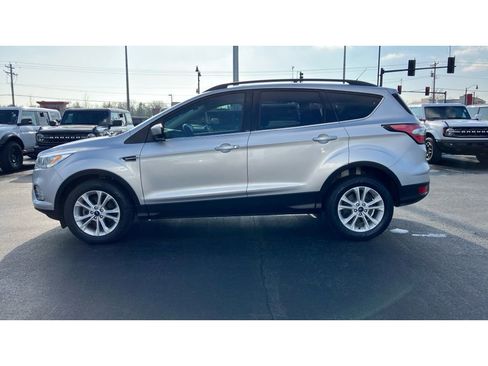 Certified 2017 Ford Escape SE w/ Equipment Group 201A image 4