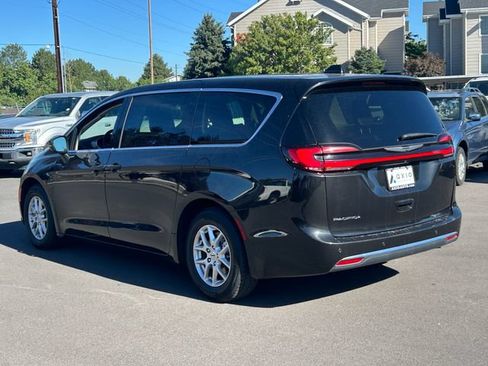 Used 2023 Chrysler Pacifica Touring-L FWD image 6
