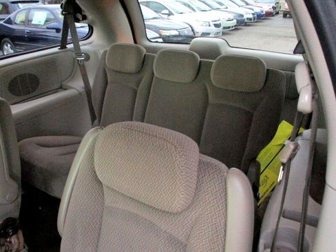 Used 2007 Chrysler Town & Country Touring image 9