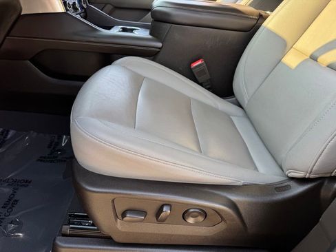 Used 2024 Chevrolet Suburban LT image 37