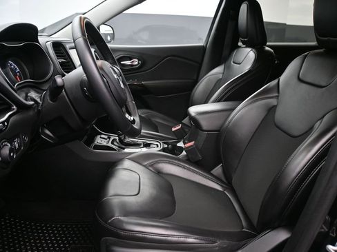 Used 2019 Jeep Cherokee Latitude Plus FWD image 10