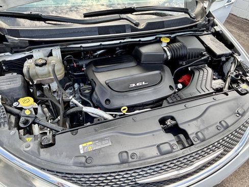 Used 2018 Chrysler Pacifica Limited FWD image 24