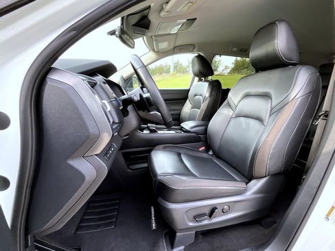 Used 2024 Nissan Pathfinder SL image 11