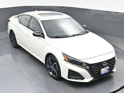 Used 2025 Nissan Altima 2.5 SR w/ SR Premium Package FWD image 35
