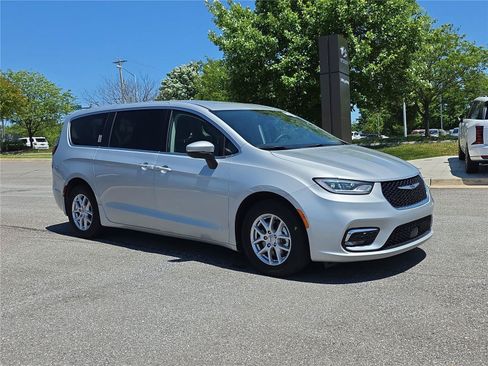 Used 2023 Chrysler Pacifica Touring-L FWD image 2
