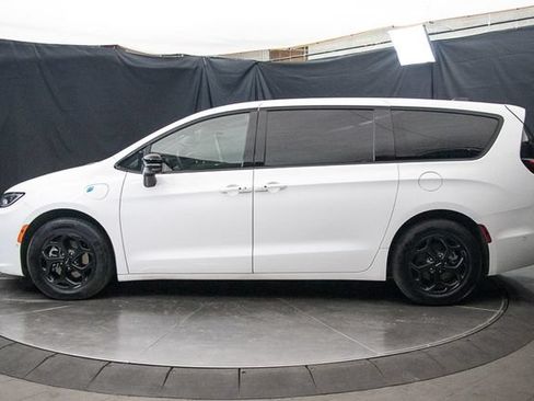 Used 2024 Chrysler Pacifica Limited FWD image 10